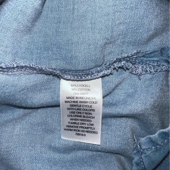 a.n.a Light Blue Button-Down Shirt Women’s Medium - Picture 4 of 4